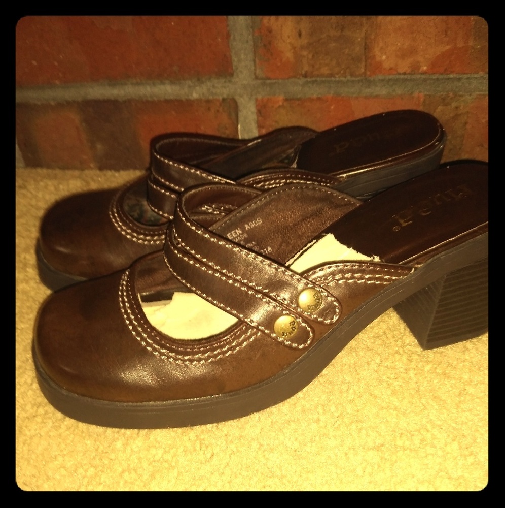 5/$20...Retro style Mudd clogs brown.. worn